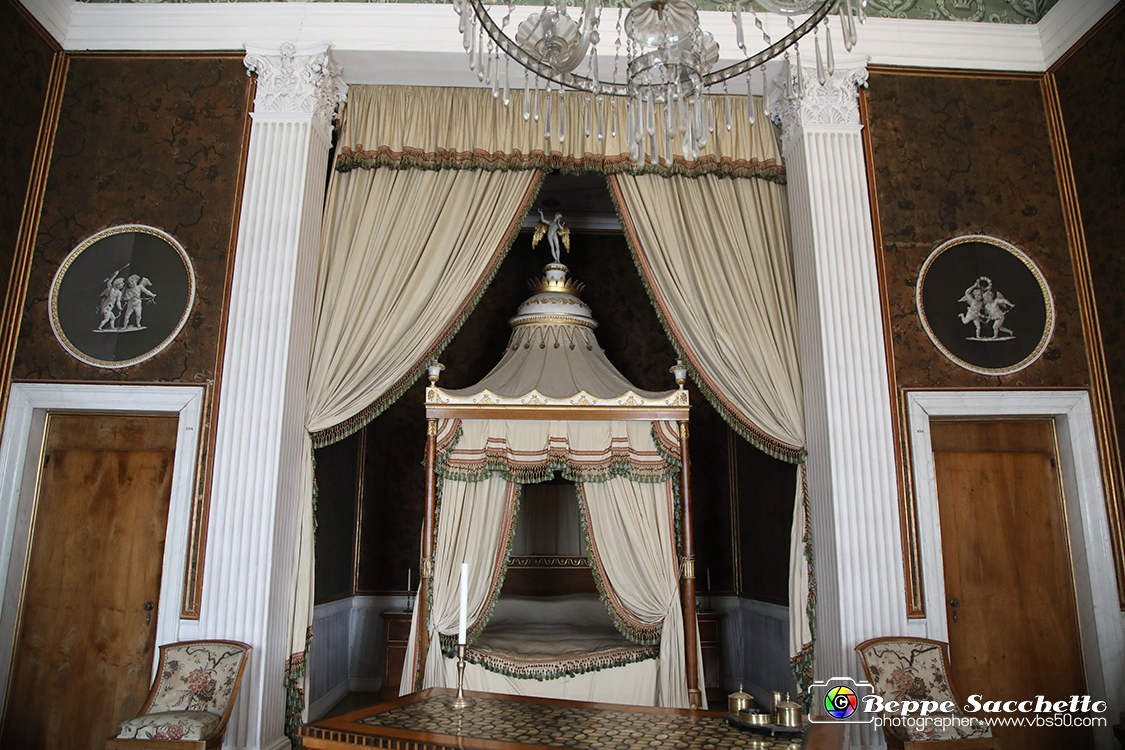 VBS_6701 - Villa Pisani - Stra (Venezia).jpg - STANZA DA LETTO DEL VICERE' EUGENIO DE BEAUHARNAIS  Questa camera da letto fa parte dell'appartamento del viceré Eugenio realizzato ai primi dell'Ottocento. Il letto a baldacchino è stato inserito nella preesistente struttura ad alcova: ai lati si trovano due porte, quella di sinistra comunica con un piccolo camerino di servizio, quella di destra dà accesso attraverso una scala al magnifico bagno al piano terreno. 